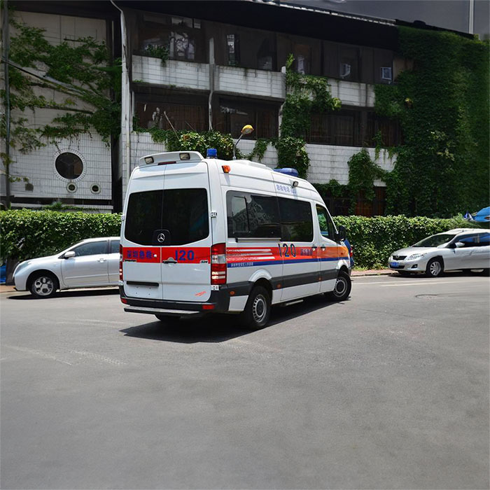 重庆私人救护车租赁费用