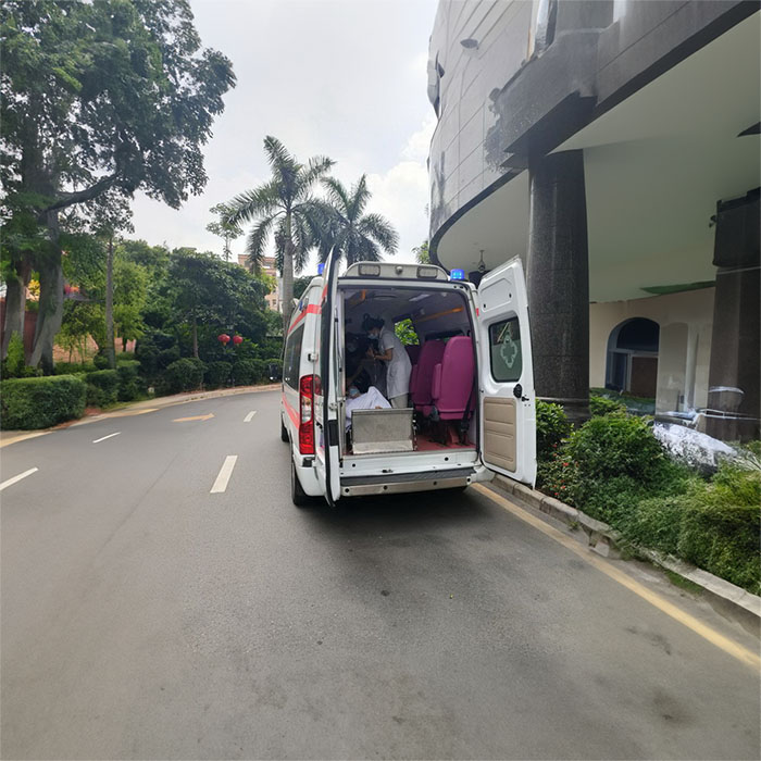 全重庆预约私人救护车租赁到重庆陆医大学附属医院出租私人救护车多少钱